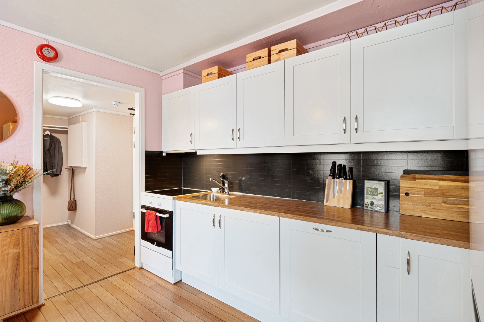 Praktisk kjøkken som har godt med skap- og benkeplass. Galleribilde