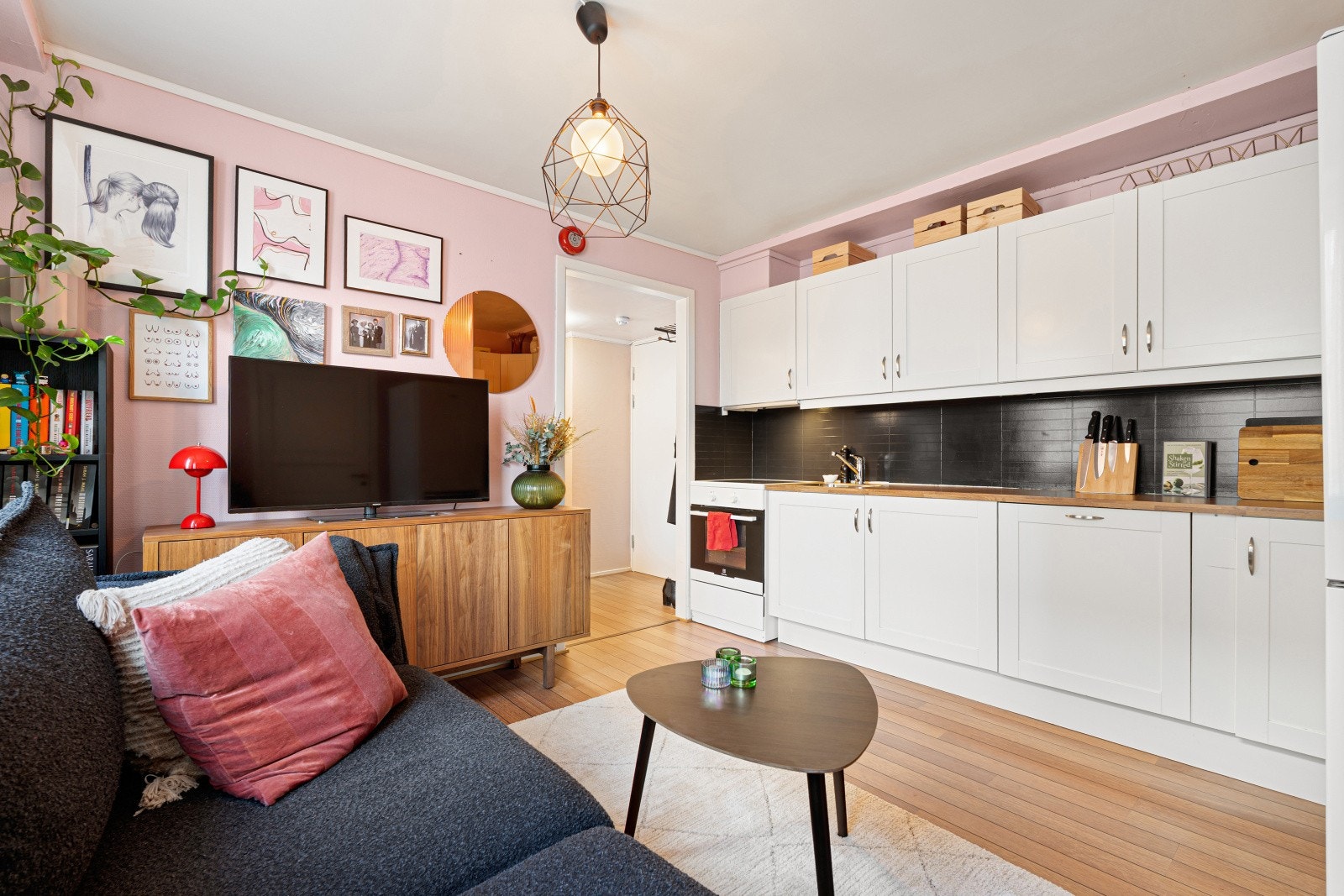 Leiligheten ligger svært sentralt til med kort vei til "alt" du trenger i hverdagen. Galleribilde