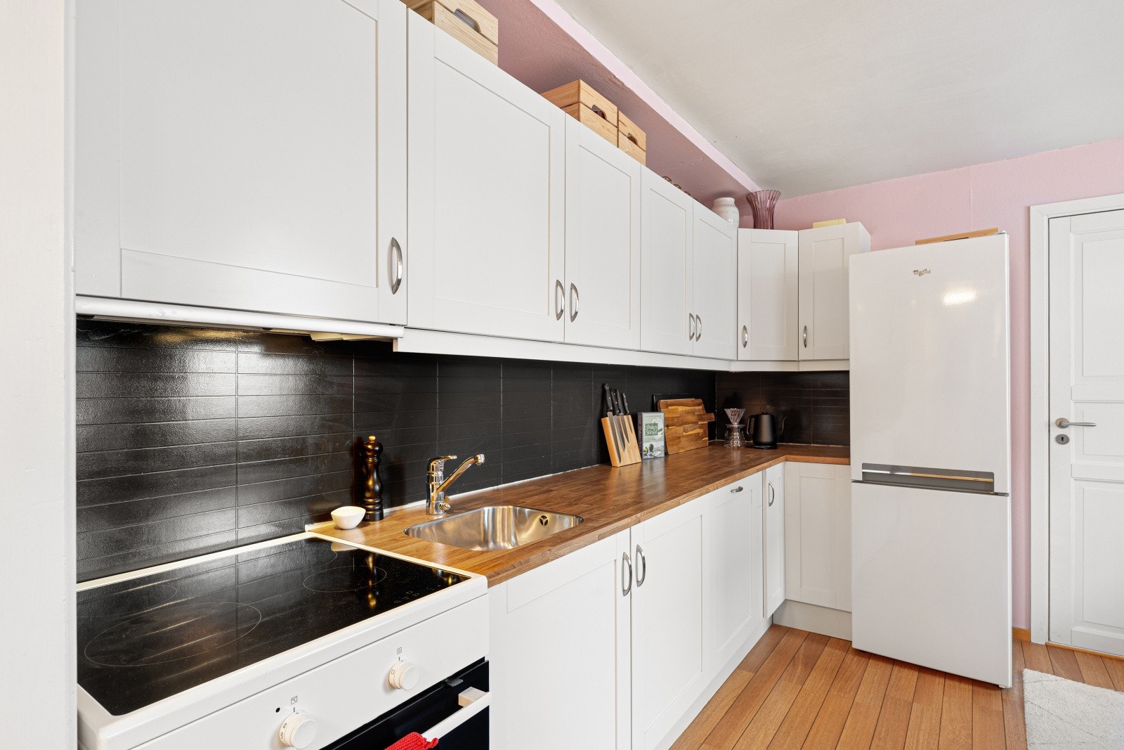 Kjøkkenet ble gitt tilstandsgrad 1 fra takstmann og er utstyrt med komfyr, ovn og oppvaskmaskin. Det er også rom for kjøl/fryseskap. Galleribilde