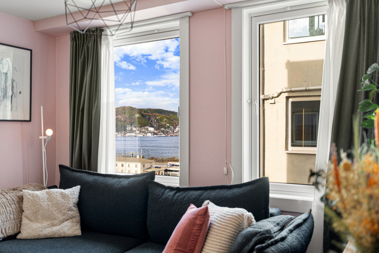 Det er store vindusflater i stuen hvor du får god utsikt mot sjøen. Galleribilde