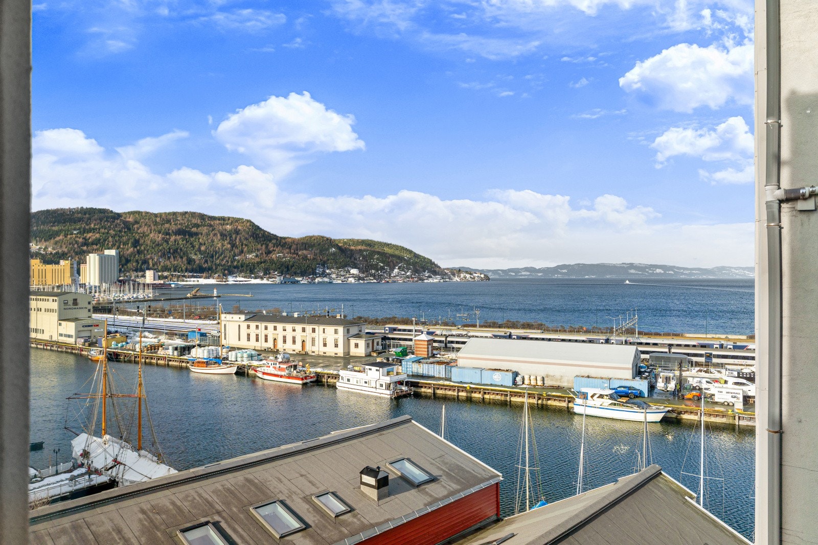 Soverommet har en sjelden fordel med utsyn mot Trondheimsfjorden. Galleribilde