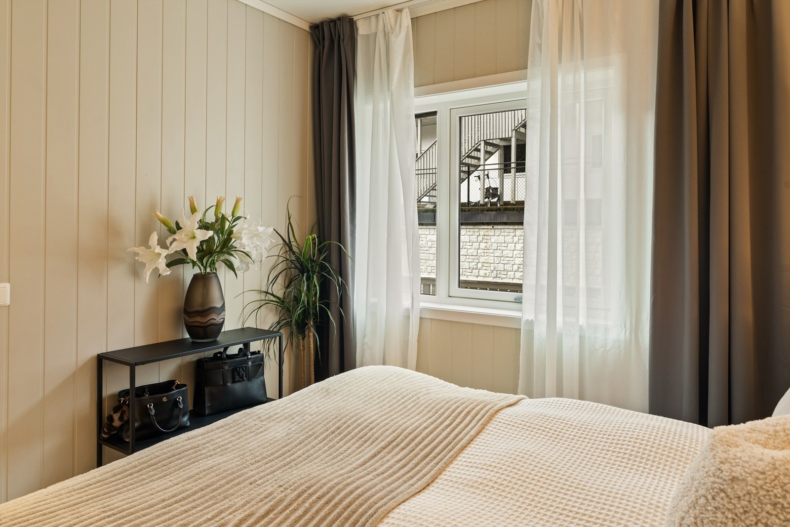 Hovedsoverommet er romslig og kan enkelt innredes med dobbeltseng og tilhørende møblement som nattbord og kommode Galleribilde