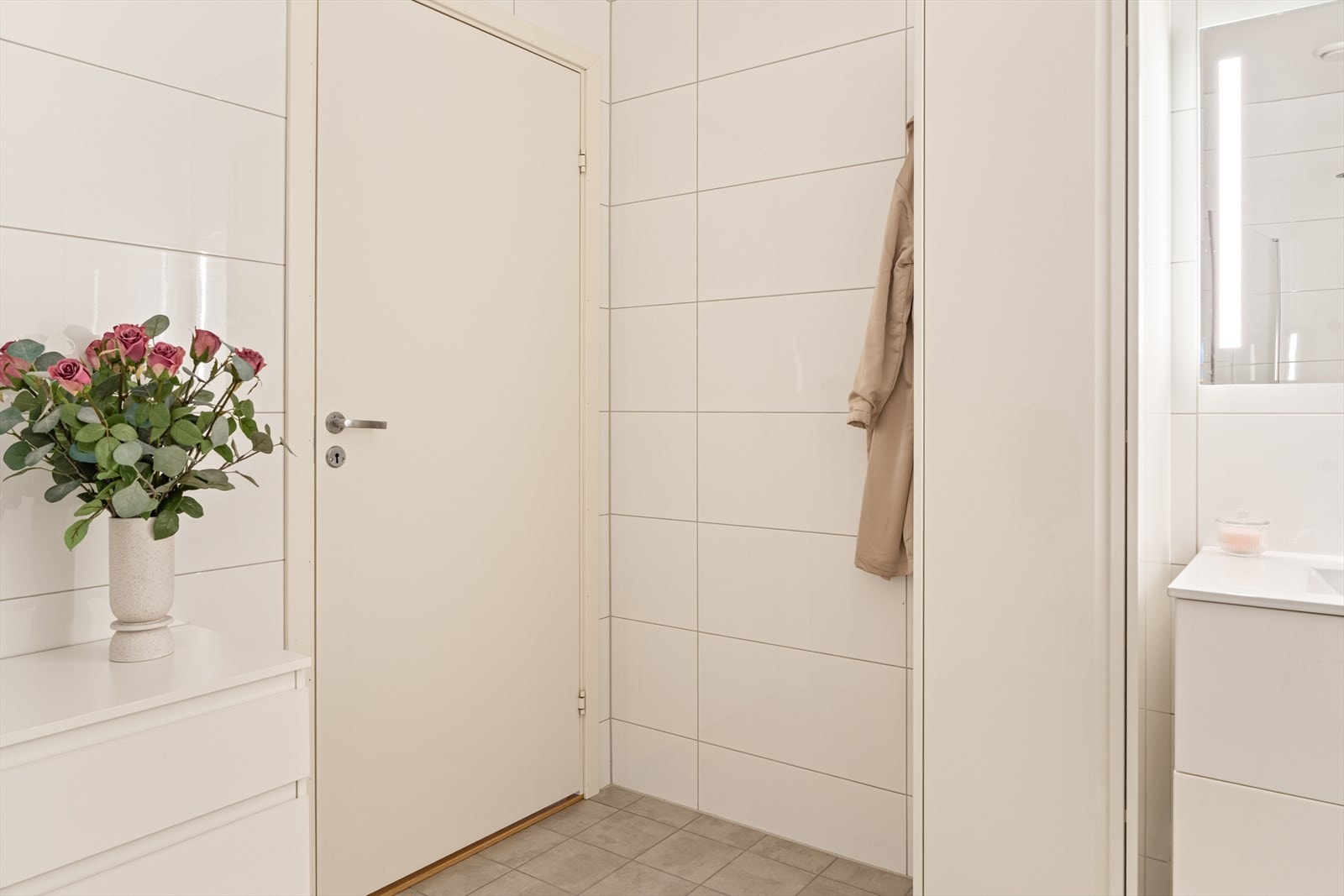 Badet er helfliset og har varmekabler i gulvet Galleribilde