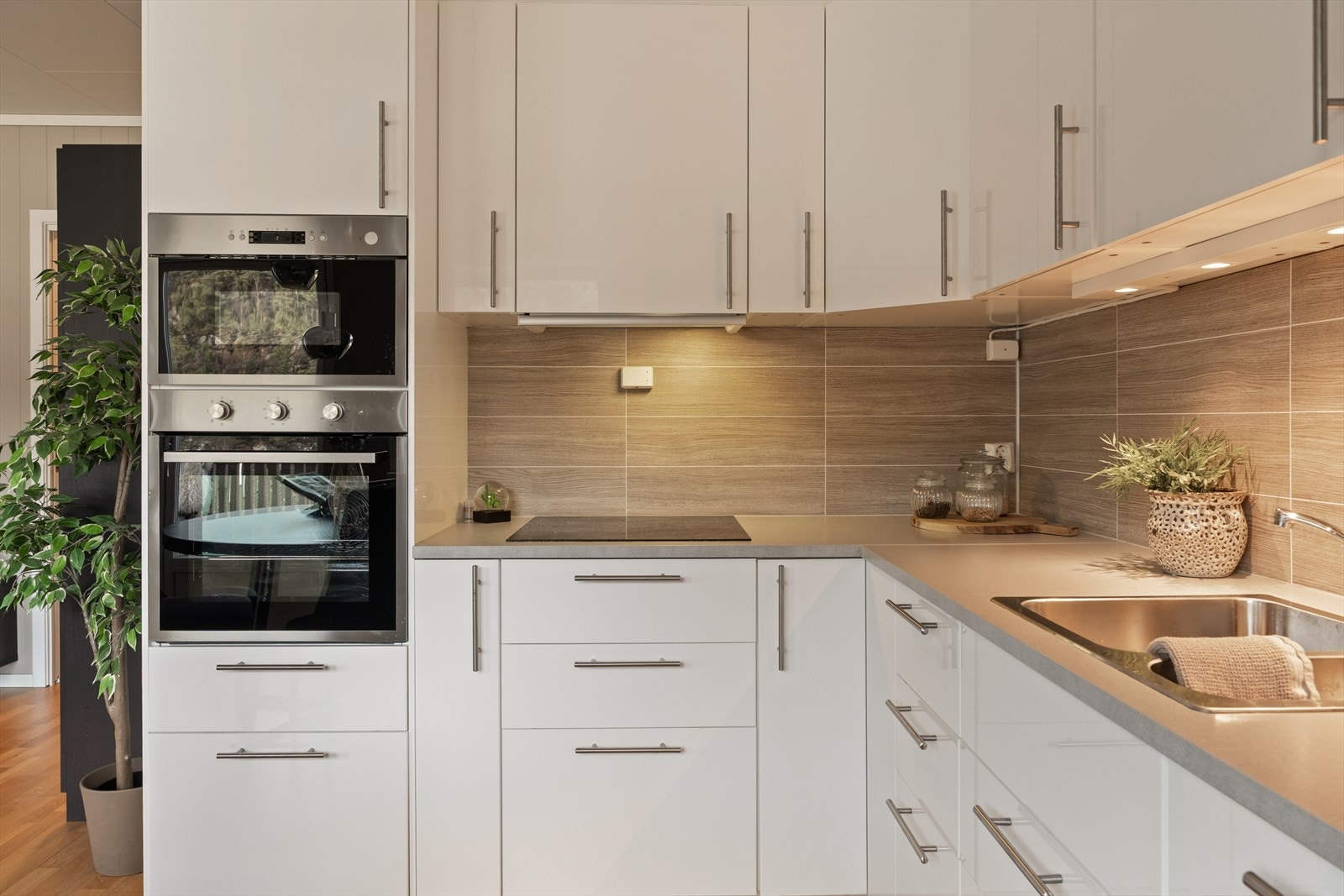 Av integrerte hvitevarer finnes oppvaskmaskin, platetopp, mikrobølgeovn og stekeovn Galleribilde