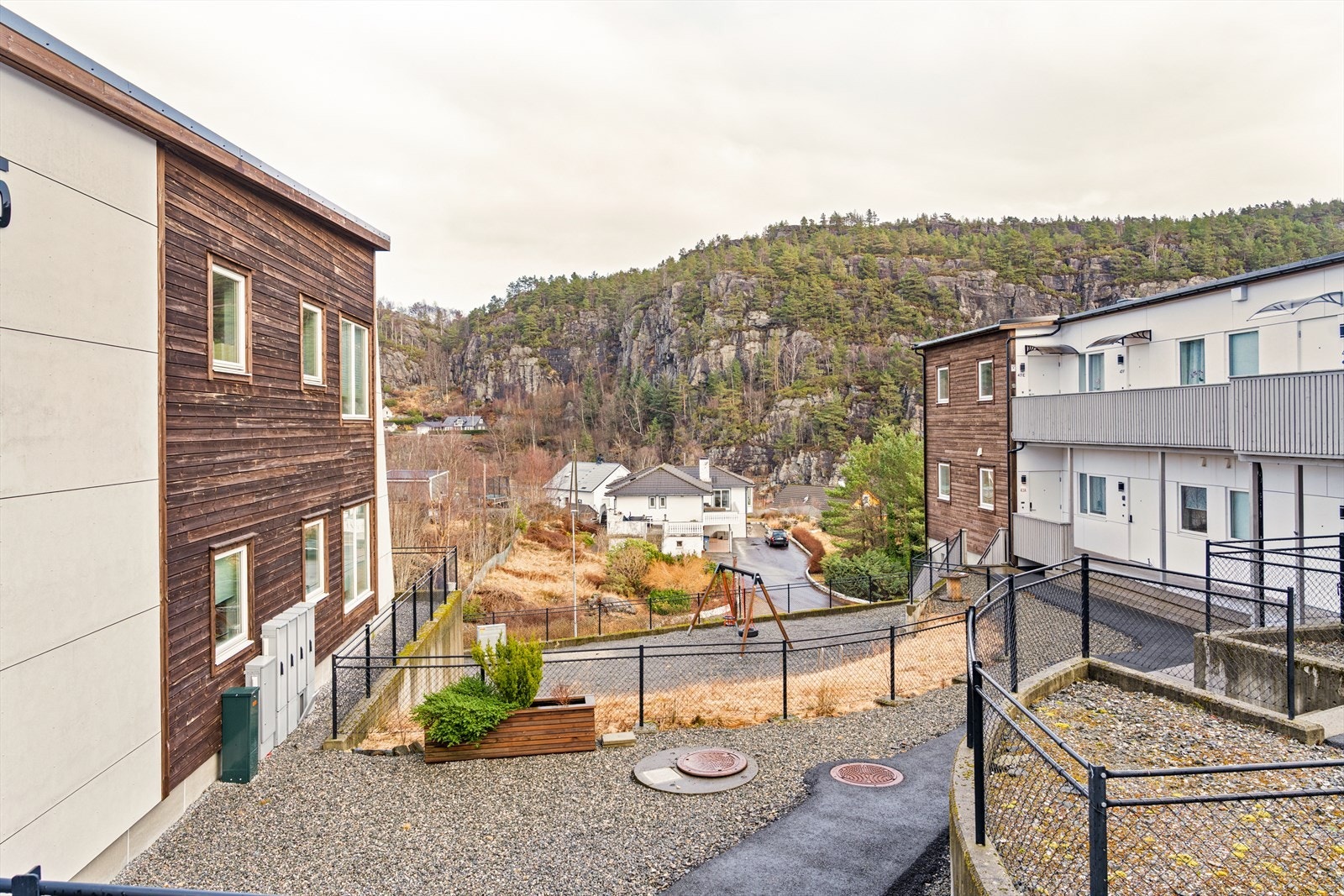 Sameiets fellesområde er pent opparbeidet med lekeplass Galleribilde