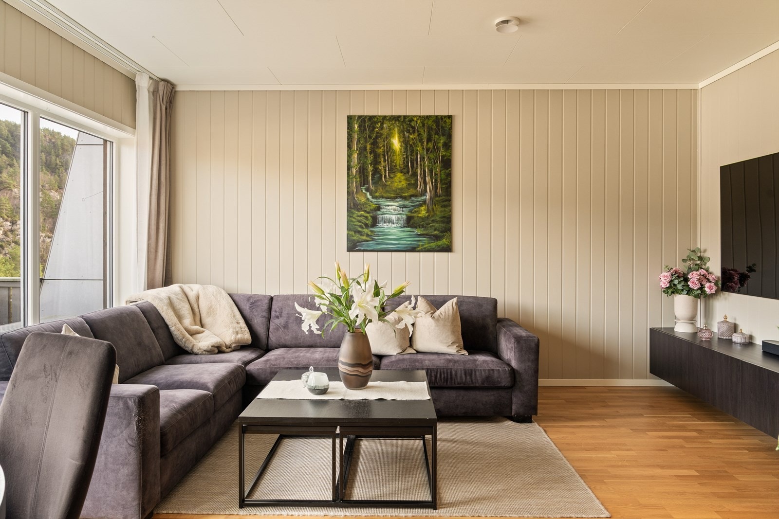 Store vindusflater i rommet gir godt med naturlig lysinnslipp Galleribilde