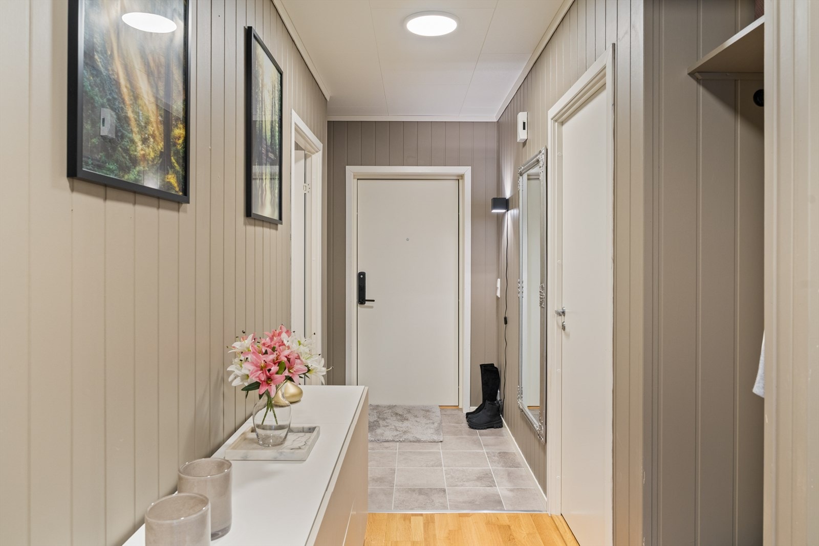 I gangen er det god plass til å henge av yttertøy og sette fra seg sko Galleribilde