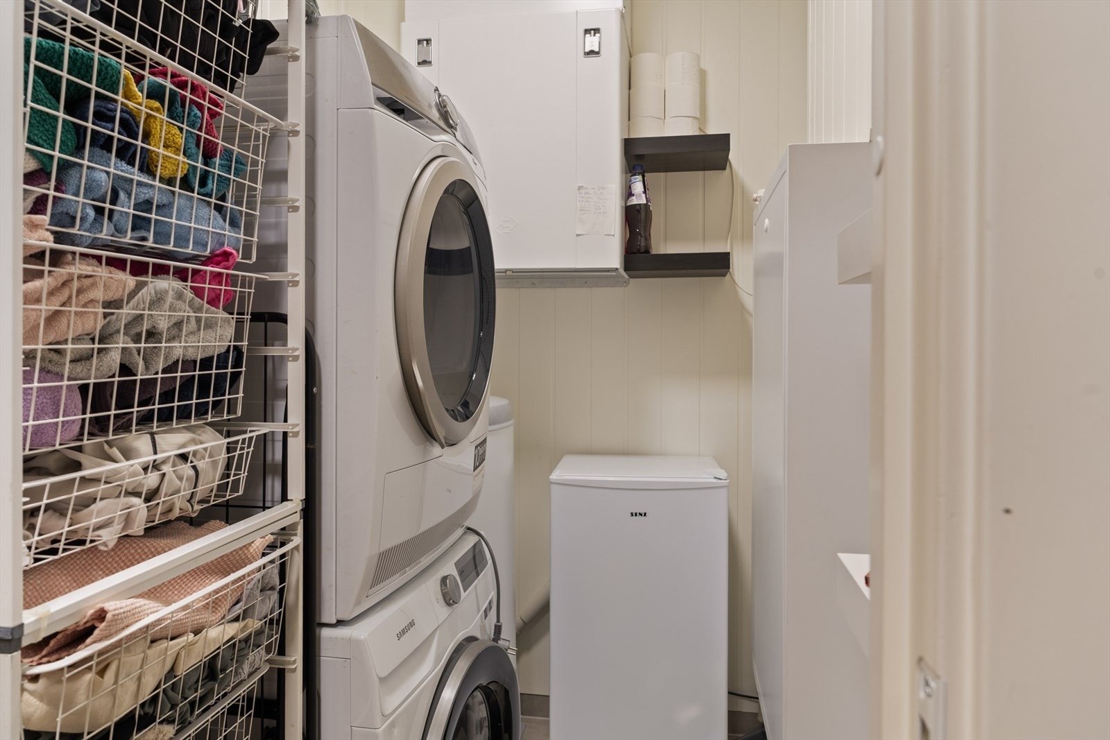 Leiligheten har også et praktisk og separat vaskerom med opplegg for vaskemaskin Galleribilde