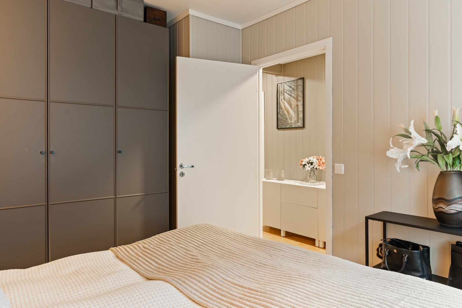 God oppbevaringsplass i garderobeskap som medfølger handelen Galleribilde