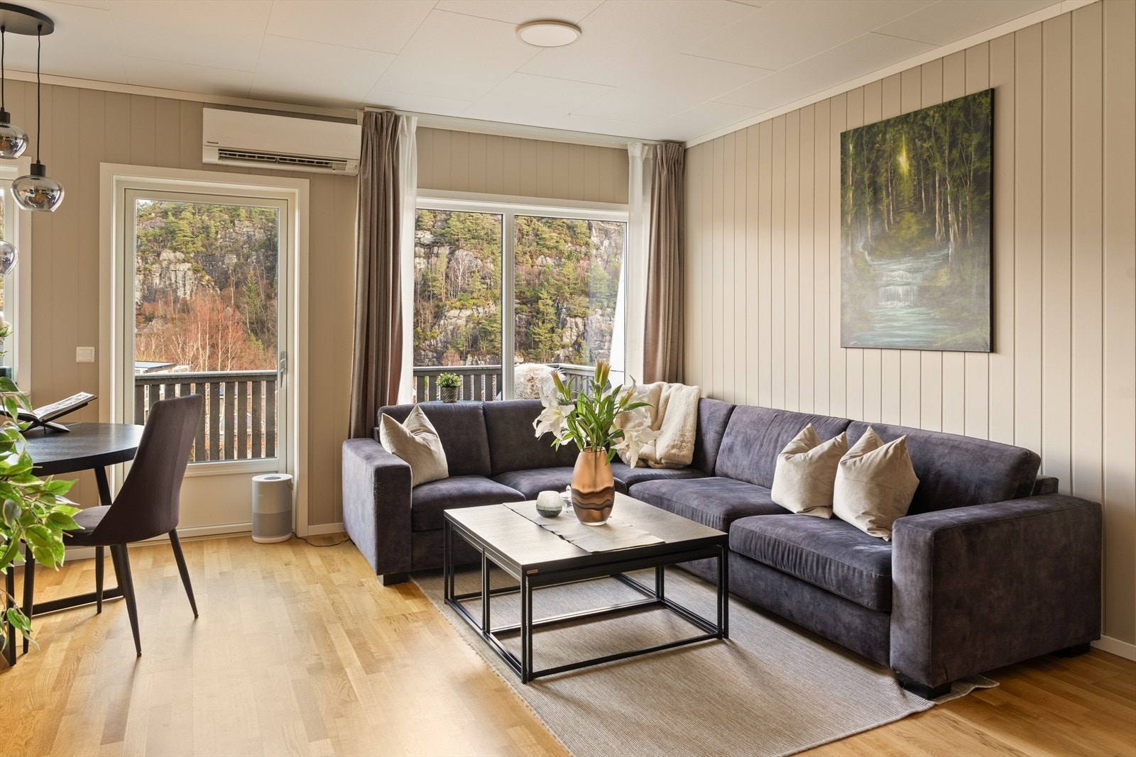 Fra stuen er det utgang til en trivelig balkong Galleribilde