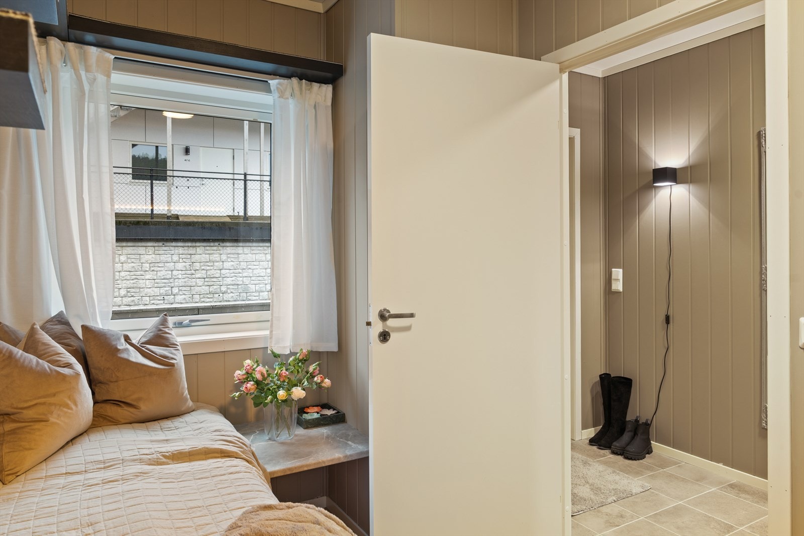 Soverom nummer to passer fint som barnerom, gjesterom eller hjemmekontor, dersom man har behov for det Galleribilde