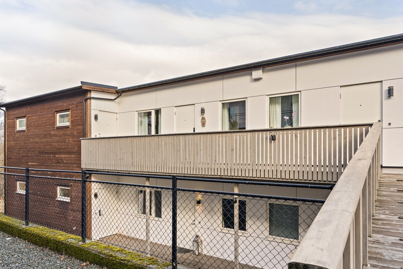 Leiligheten ligger i byggets 2.etasje Galleribilde