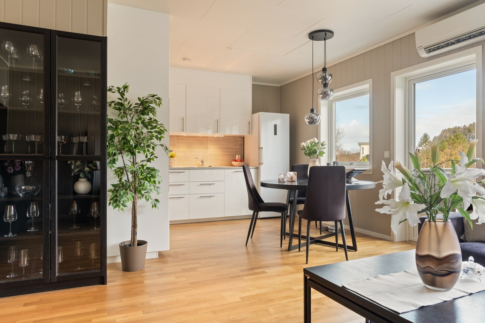 Det er plass til en spisegruppe mellom stue og kjøkken Galleribilde