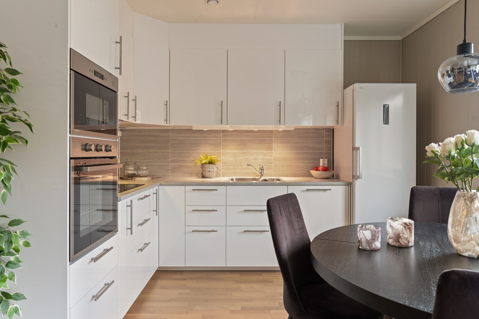 Kjøkkenet har godt med både skap- og benkeplass, og innredning med glatte fronter og benkeplate i laminat Galleribilde