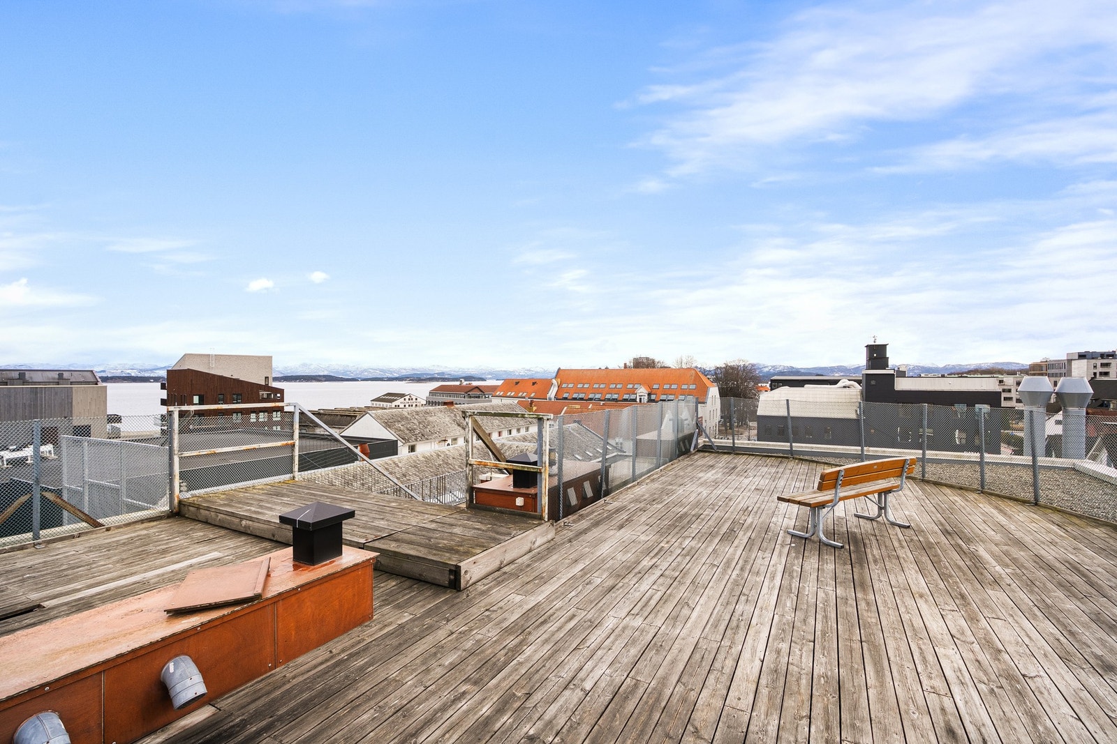 Attraktiv og sentral beliggenhet med kort vei til det meste av service- og bytilbud. Galleribilde