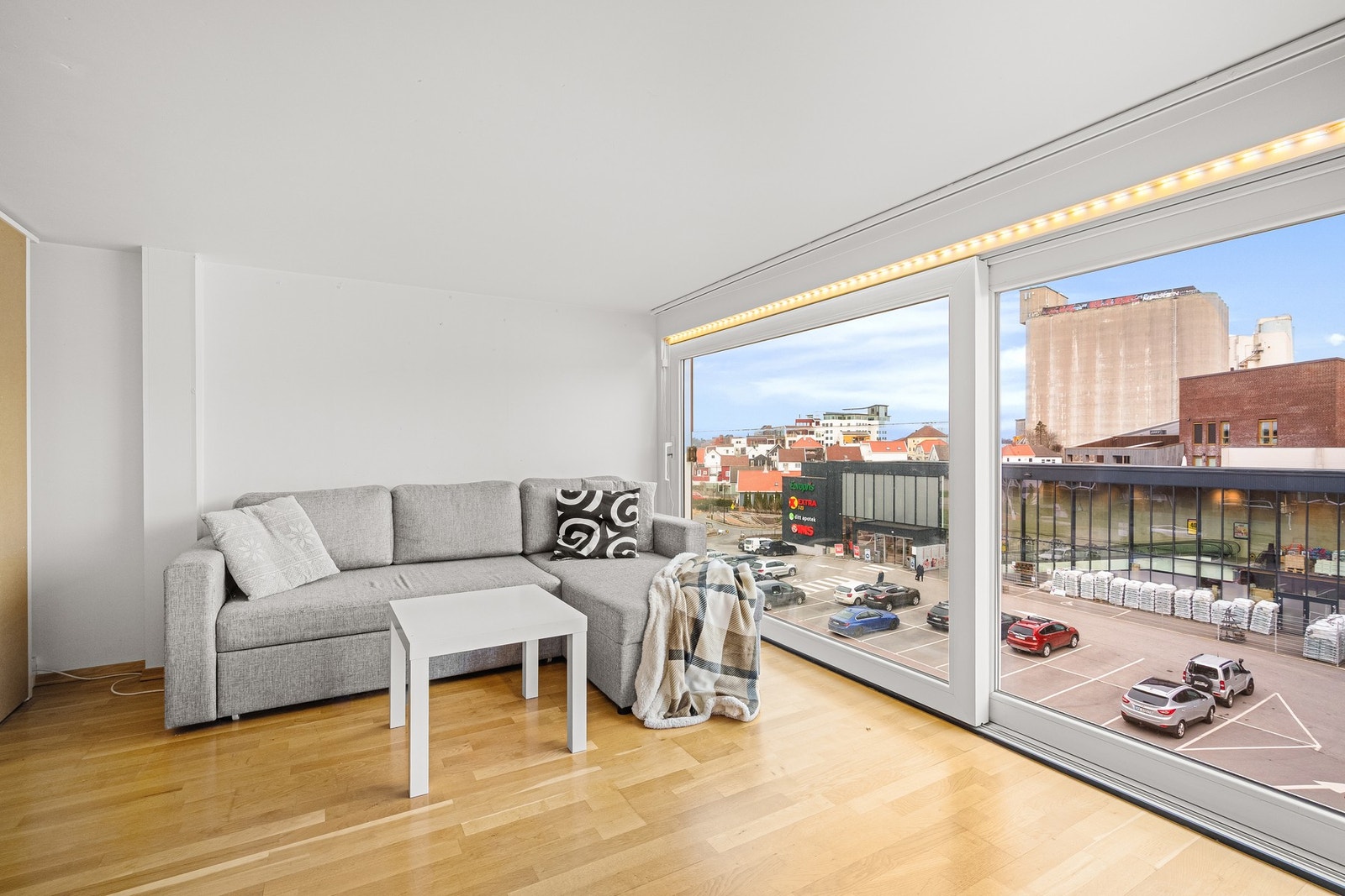 Det er god plass til ønsket sofa, sofabord, tv-benk og annet passende møblement. Galleribilde