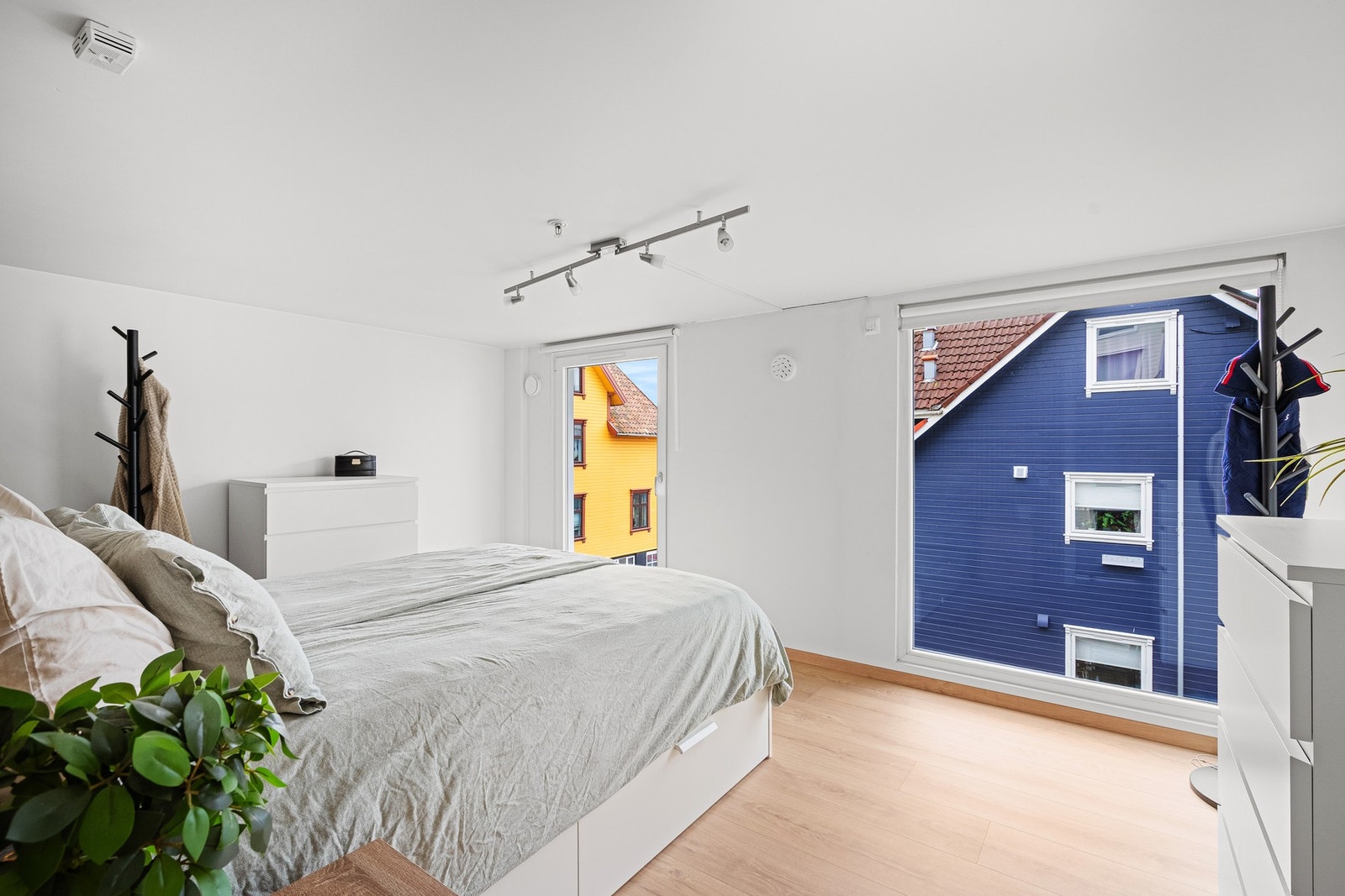 Innredet soverom på hems i god størrelse med god plass til stor seng og garderobe. Galleribilde