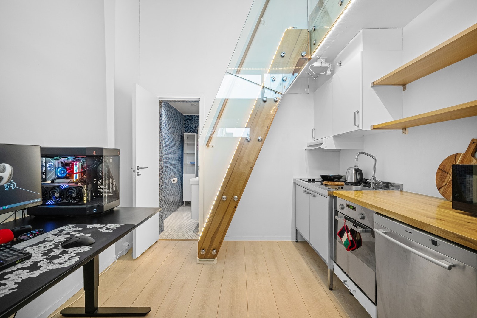 Koselig kjøkken med plass til alt av kjøkkenutstyr i skuffer og skap. Galleribilde