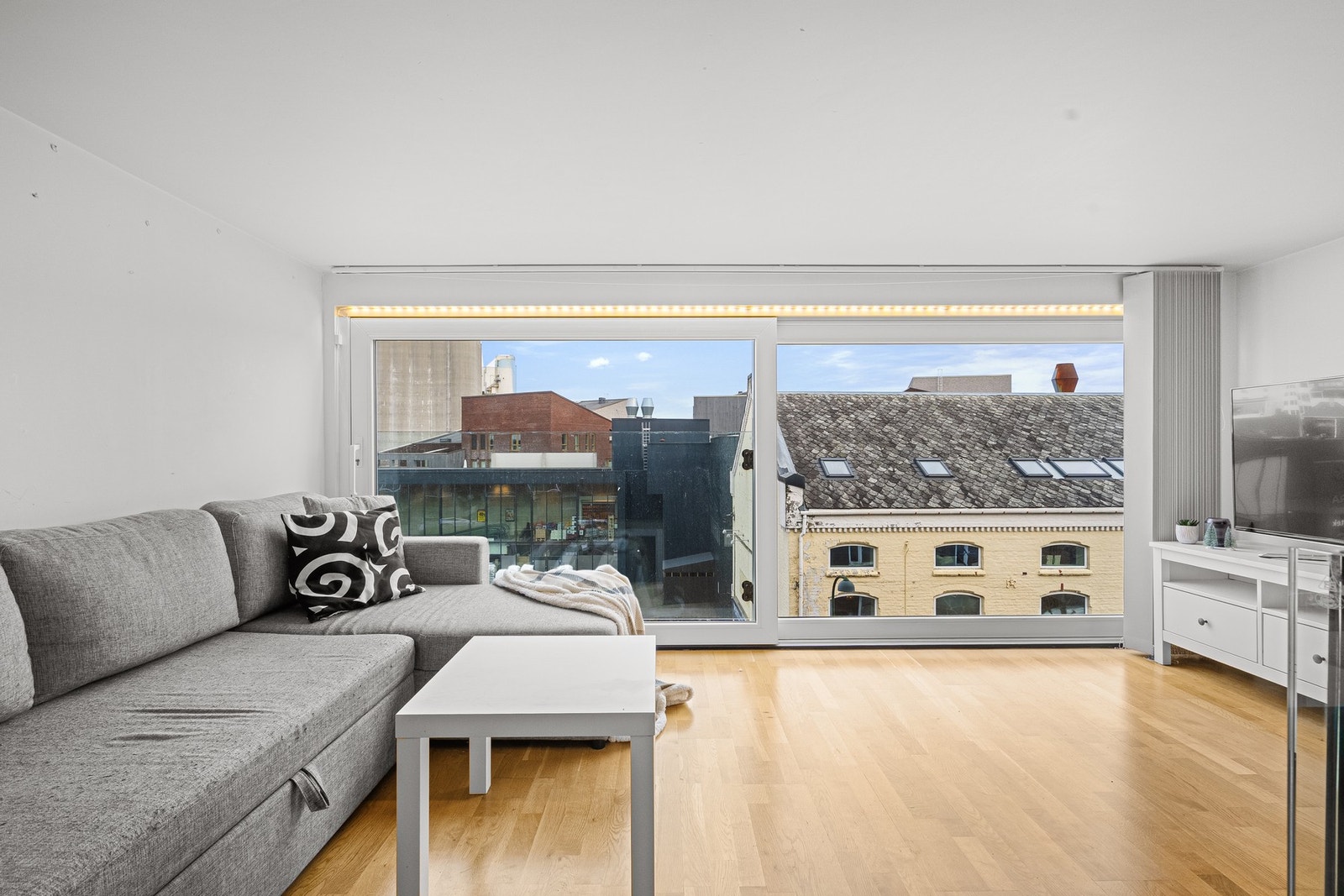 Stuen på hems med masse lysinslipp. Galleribilde