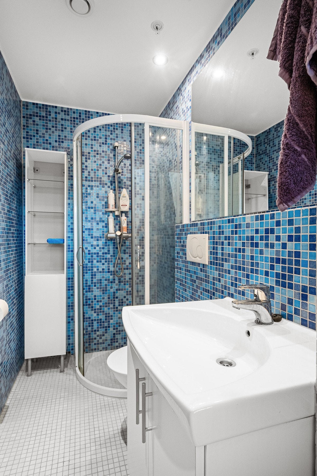 Badet er helfliset med vask, vegghengt toalett og dusjhjørne. Hyblene har felles vaskerom. Galleribilde