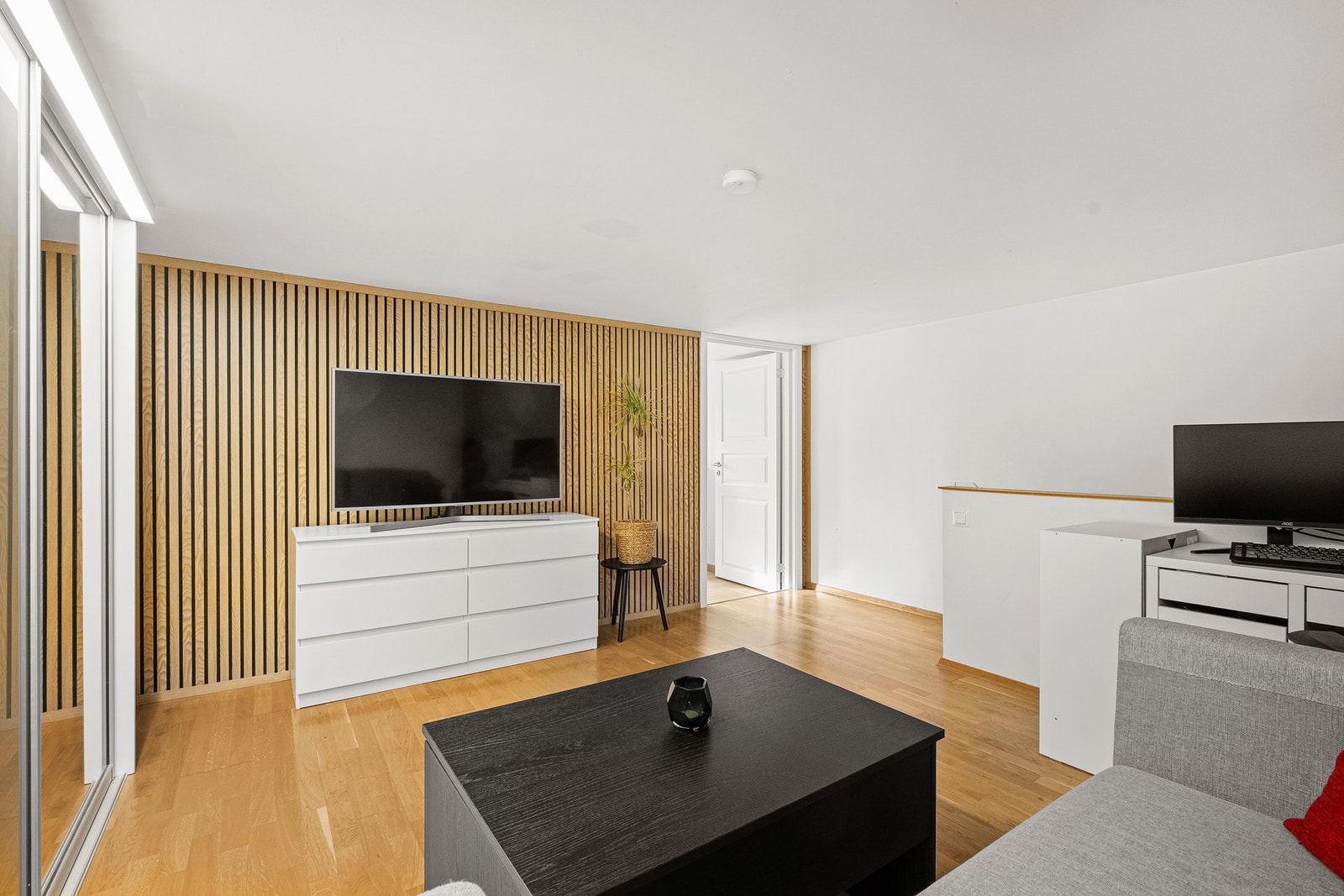 Hemsen i leiligheten er innredet til en stue og et soverom. Galleribilde