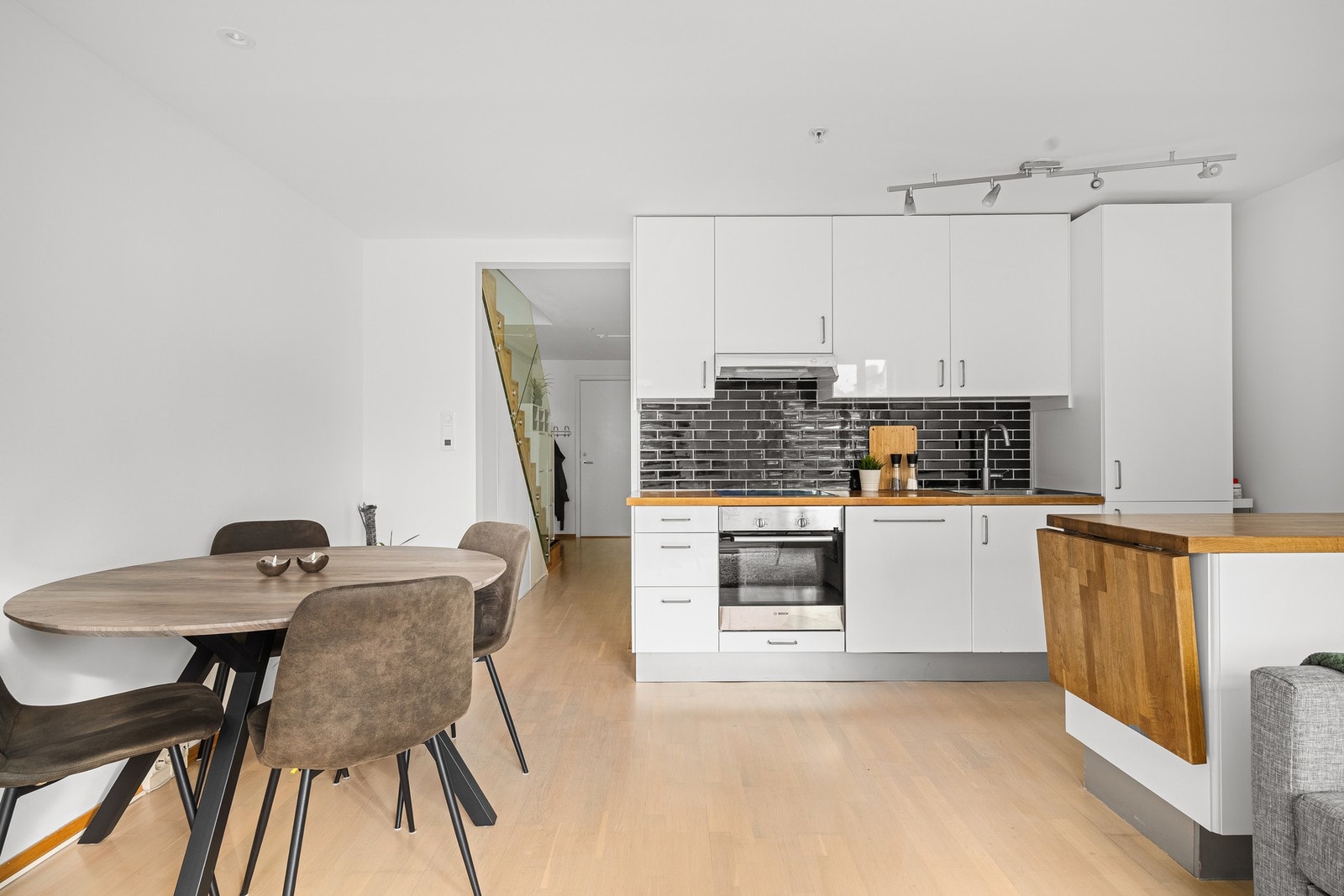 Åpen og sosial planløsning mellom stue og kjøkken som skaper en god romfølelse. Galleribilde