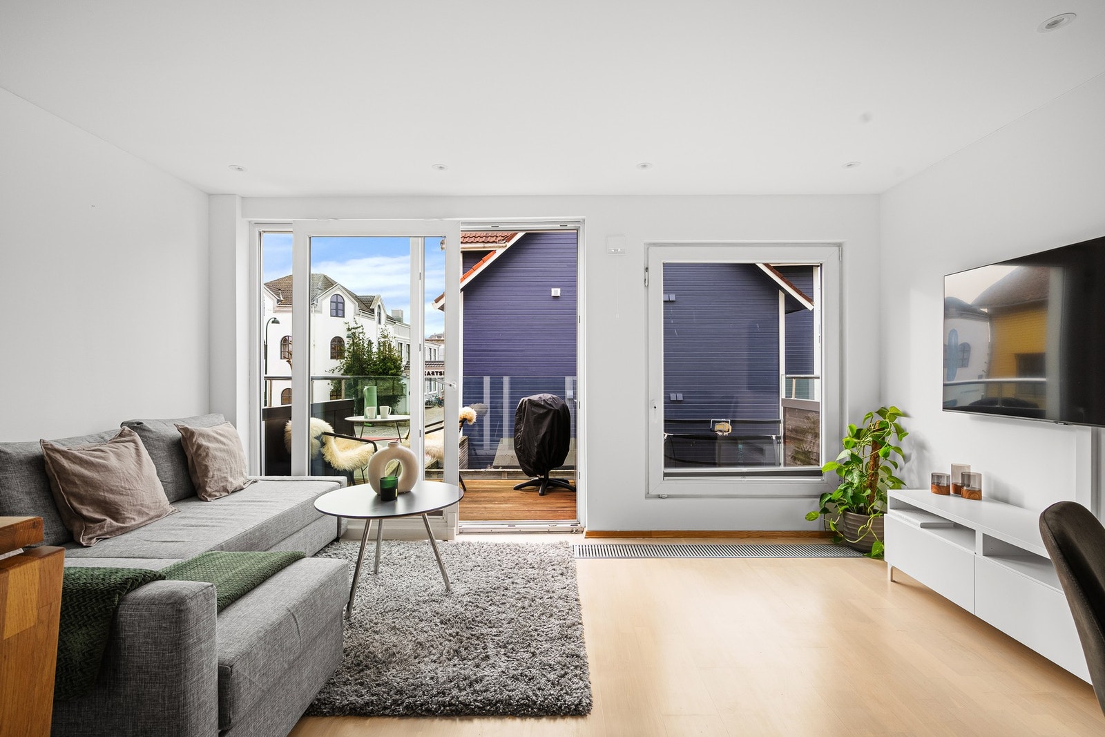 Lys og innbydende stue med gode møbleringsmuligheter og store vindusflater som slipper inn rikelig med dagslys. Galleribilde