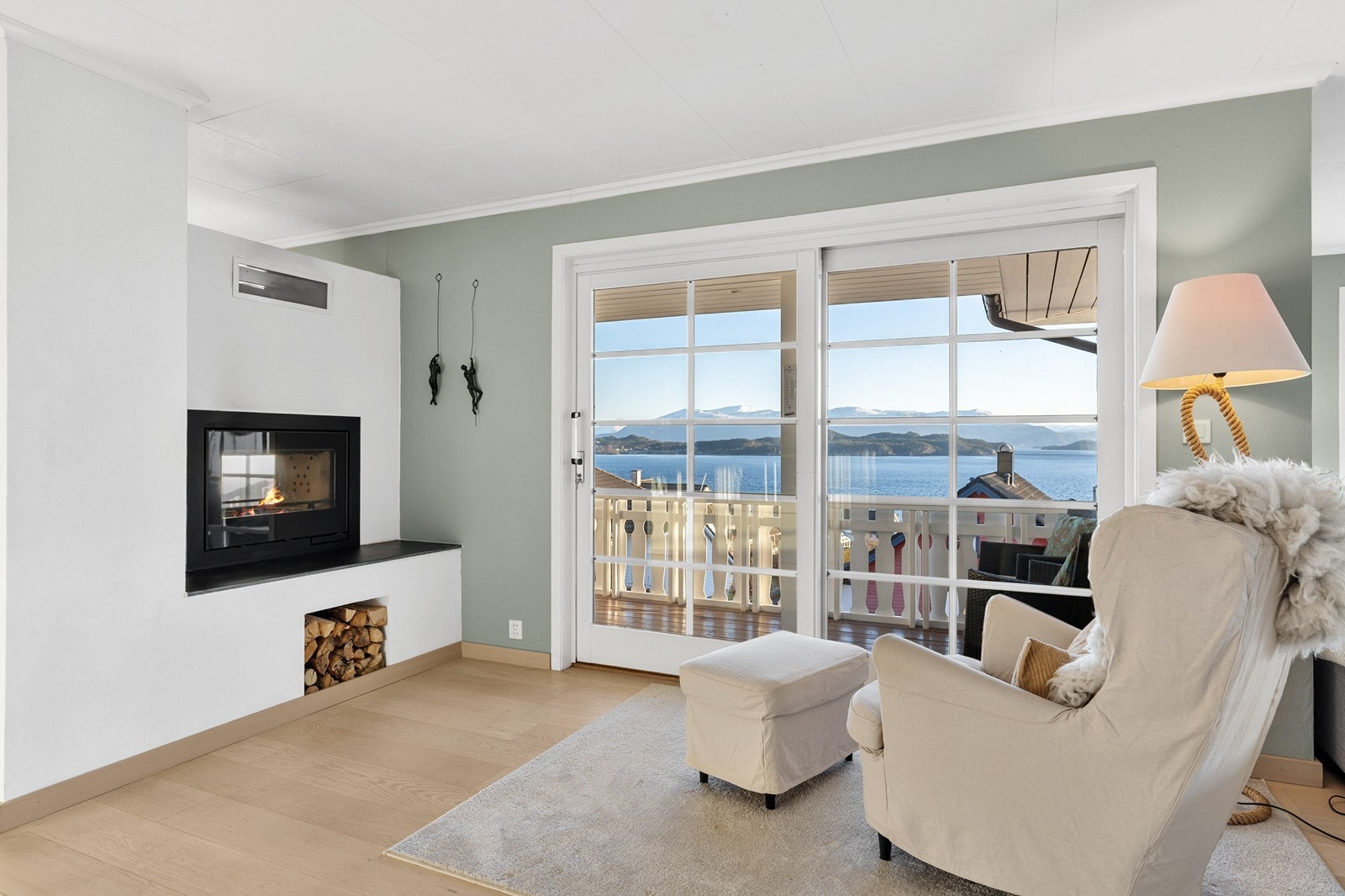 Peis i stue. Det er også skyvedører ut til balkongen Galleribilde