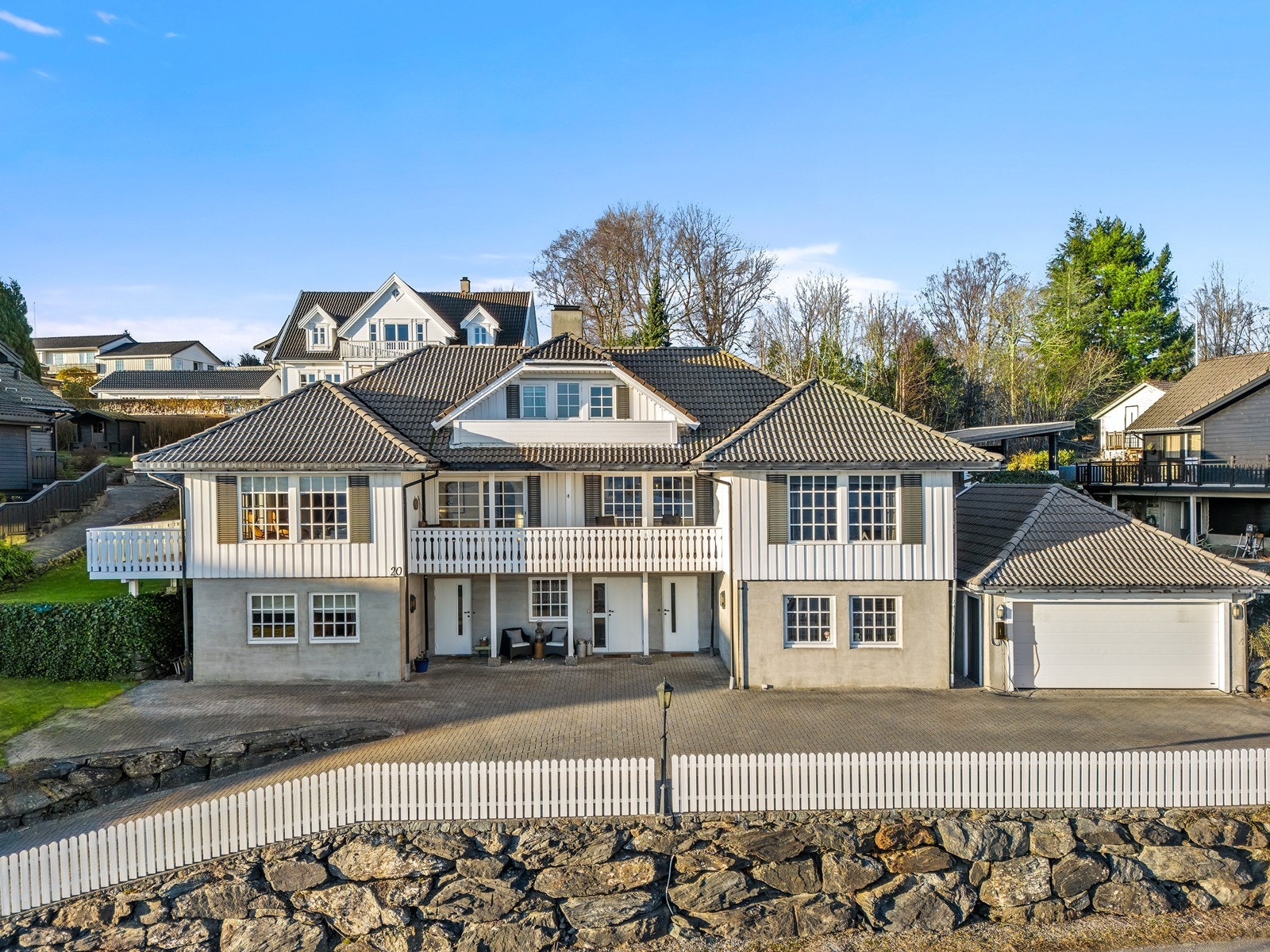 Eneboligen går over tre plan og har bl.a hybel og uteleidel Galleribilde