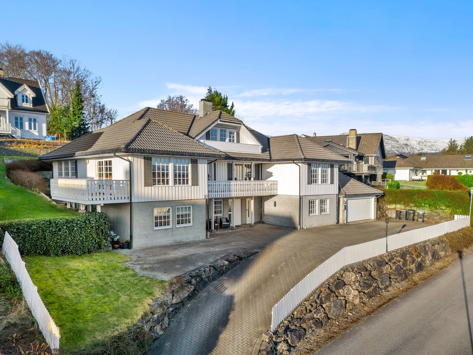 Eneboligen har en meget attraktiv beliggenhet i barnevennlig og populært boligområde. Varmekabler i oppkjørsel. Galleribilde