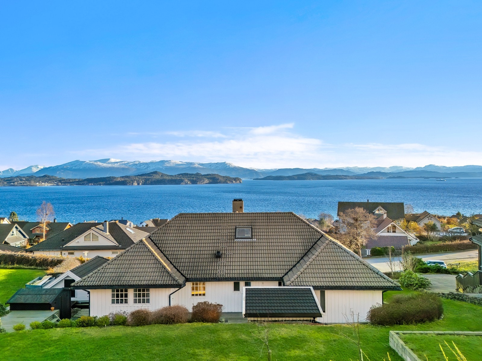 Fra eiendommen har en nydelig utsikt mot sjø- og fjell, samt gode lys og solforhold. Galleribilde