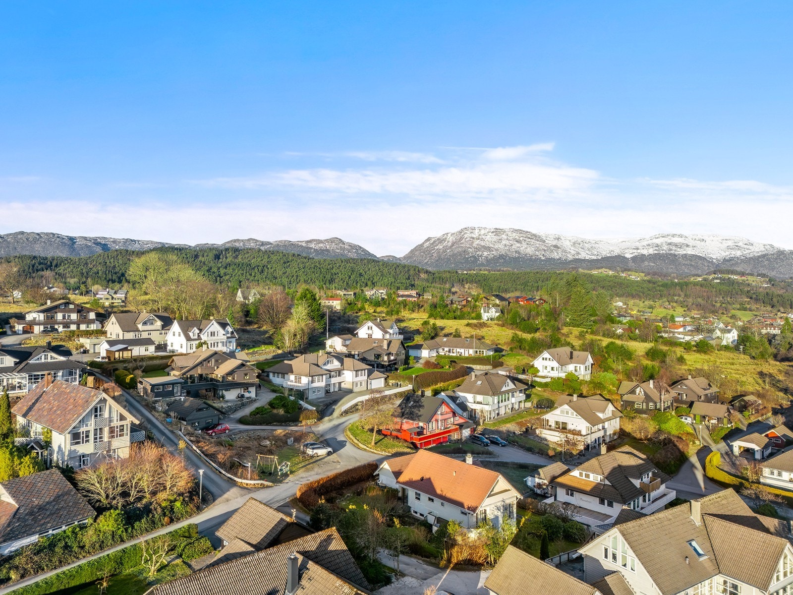 Eneboligen har en meget attraktiv beliggenhet i barnevennlig og populært boligområde i Brurabrotet/Øklandslio. Galleribilde