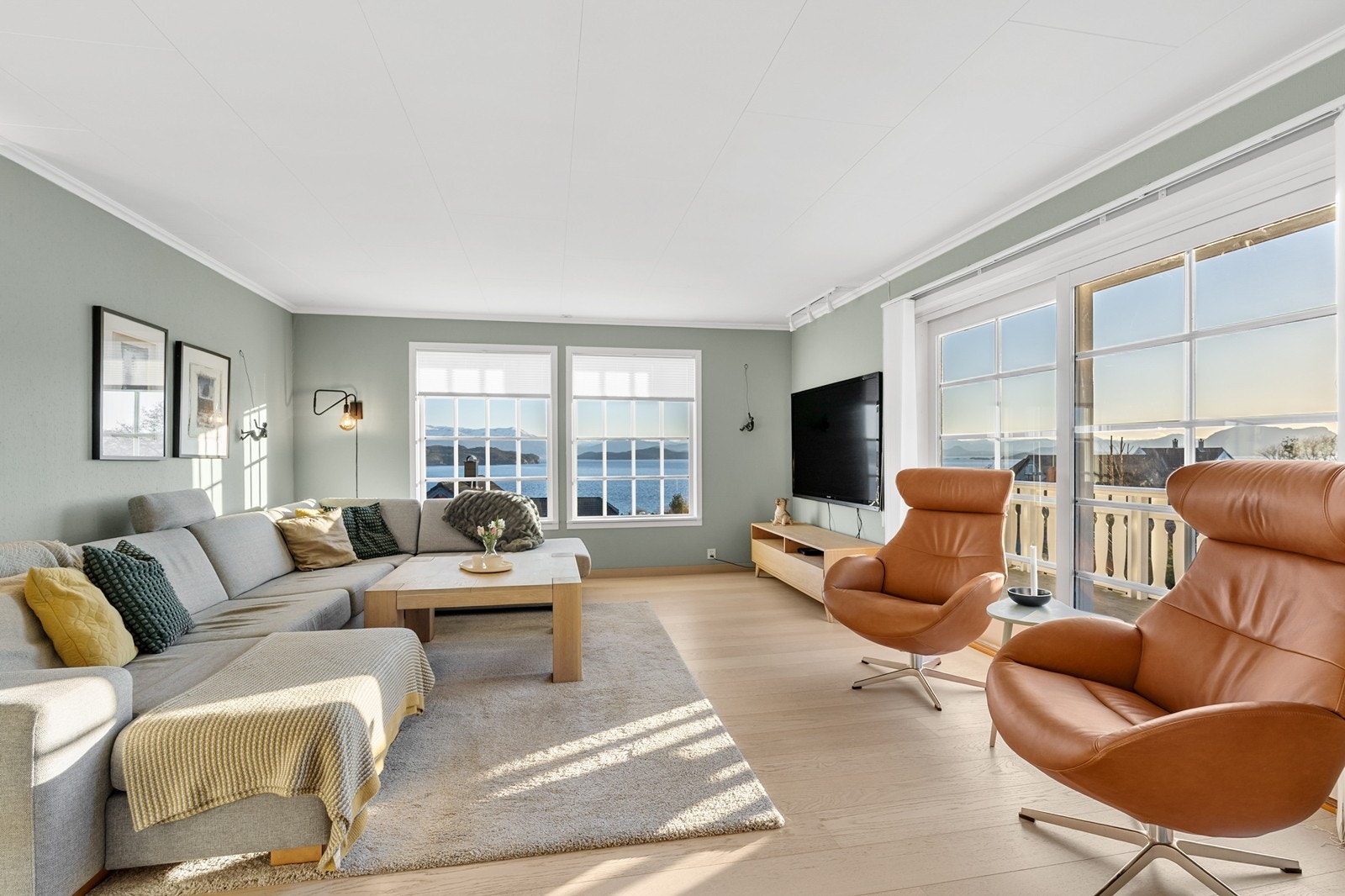 Det er store vindusflater med flott utsikt Galleribilde