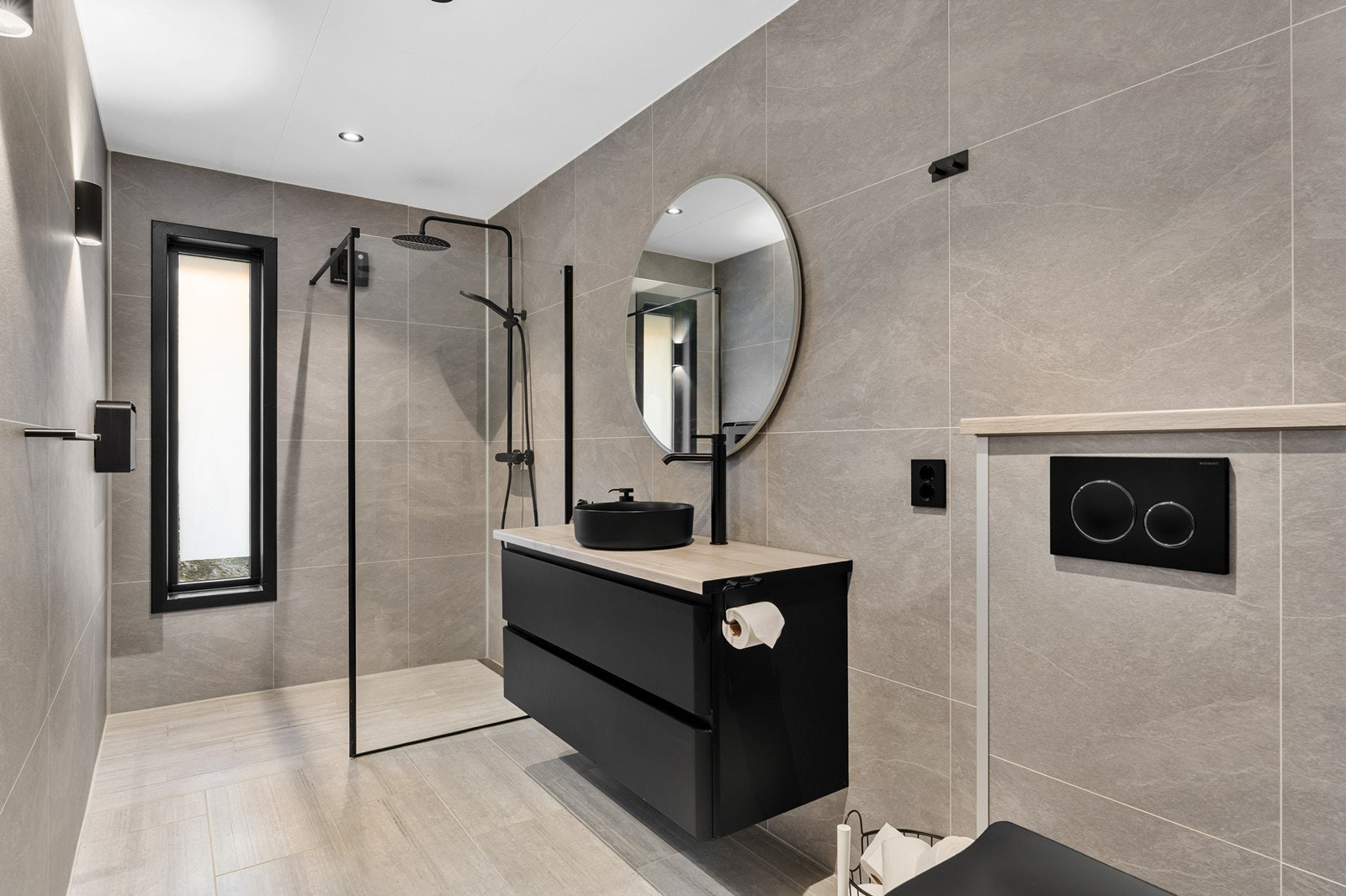 Boligen har to bad, separat toalett samt eget vaskerom i hovedetasjen. Galleribilde