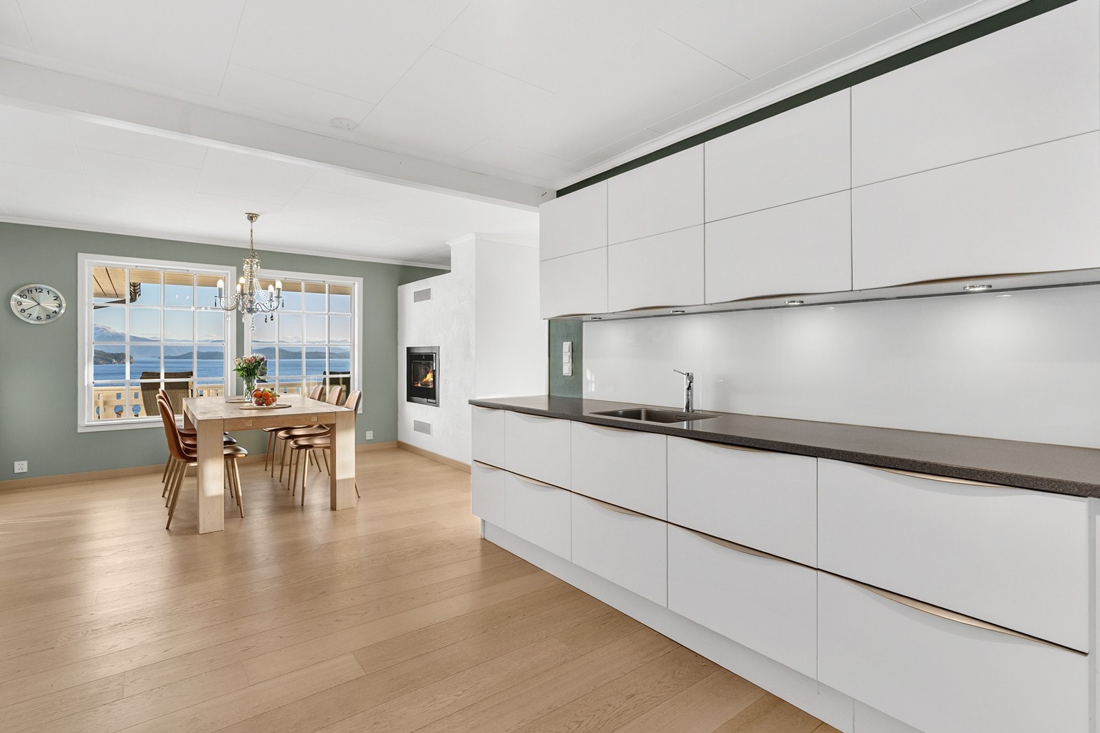 Det er rikelig med skap- og benkeplass, og god plass til større spisebord ved vinduet. Legg merke til den nydelige utsikten! Galleribilde