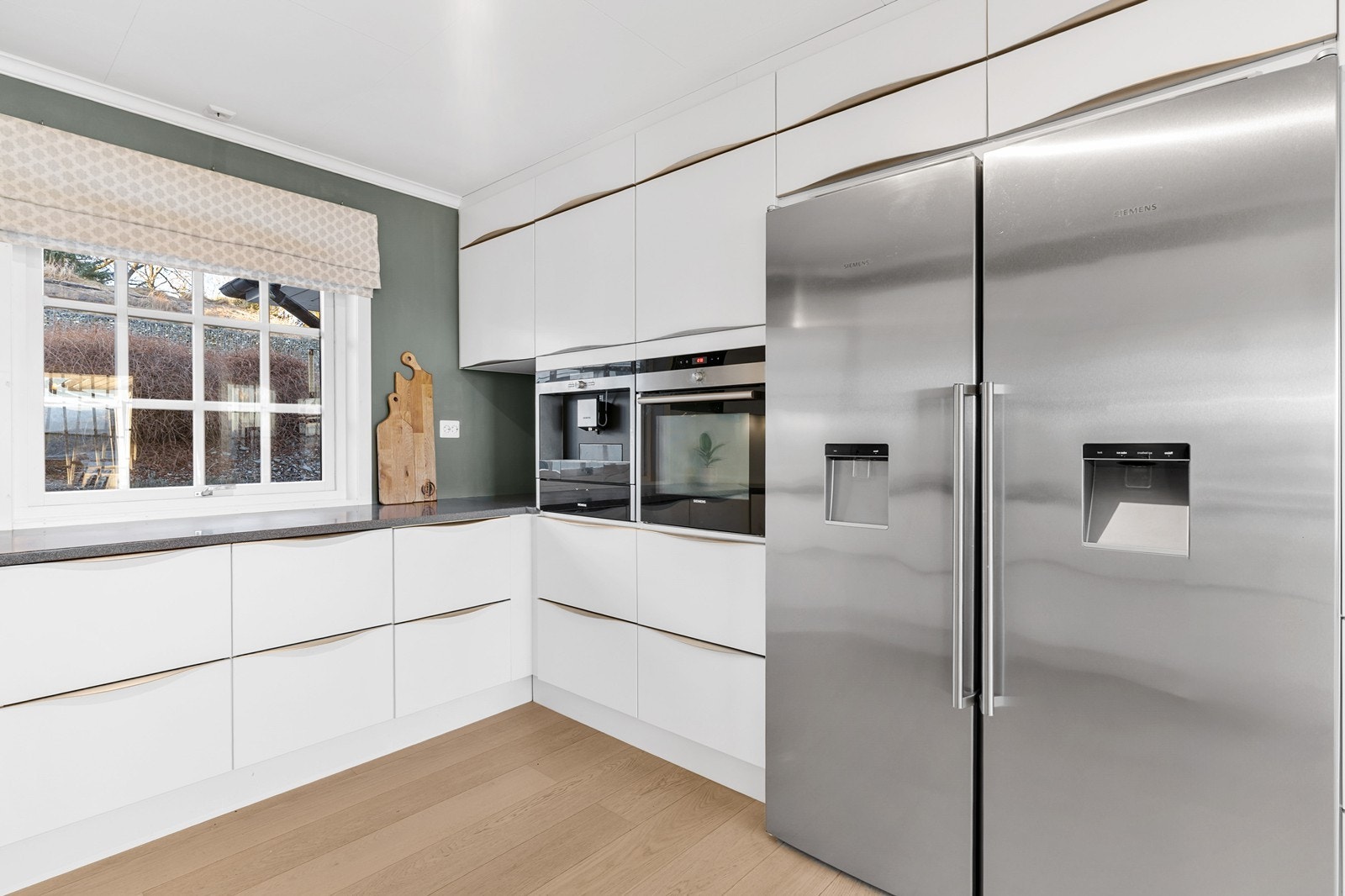 Kjøkkenet er utstyrt med integrert platetopp, kaffemaskin, stekeovn og oppvaskmaskin, samt frittstående kjøl- og fryseskap. Galleribilde