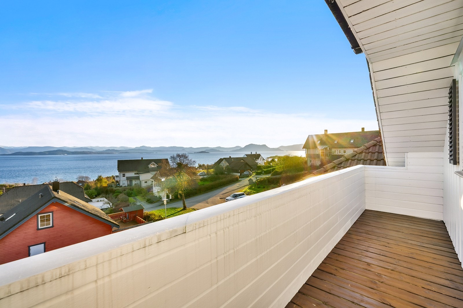 Det ene soverommet har utgang til balkong med nydelig utsikt Galleribilde