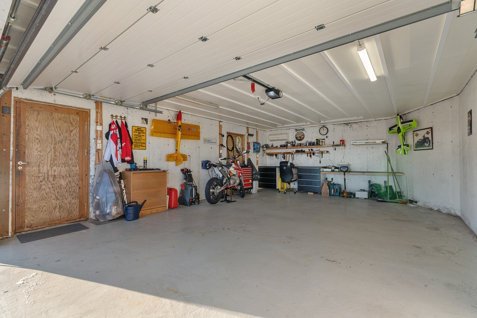 Garasjen måler 41 m2. Stor garasjeport og inngang via dør. Galleribilde