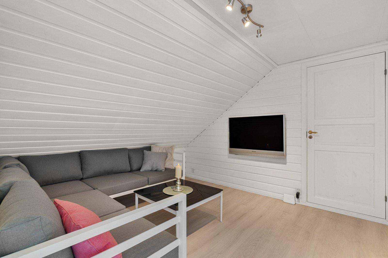 Loftstuen er lys og innbydende med god plass til tv-stue eller hobbyrom. Galleribilde