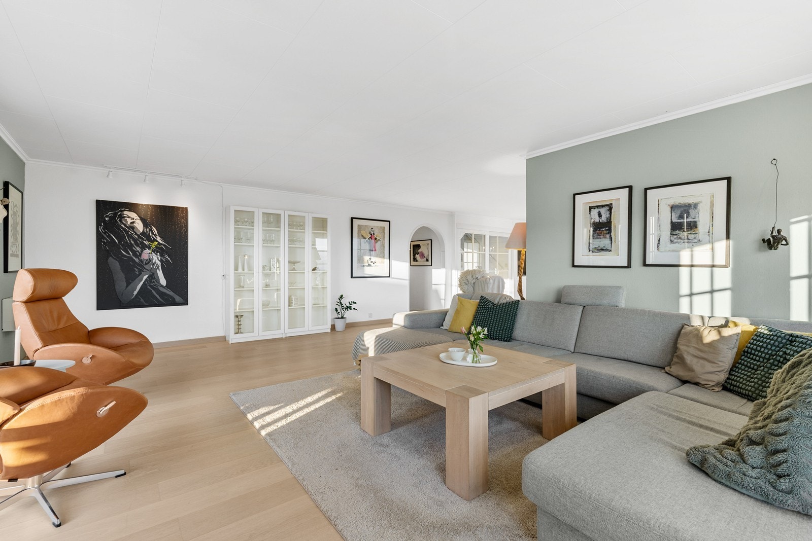 Stuen er av meget god størrelse med rikelig av plass til å innrede i flere seksjoner og med ønsket møblering. Galleribilde