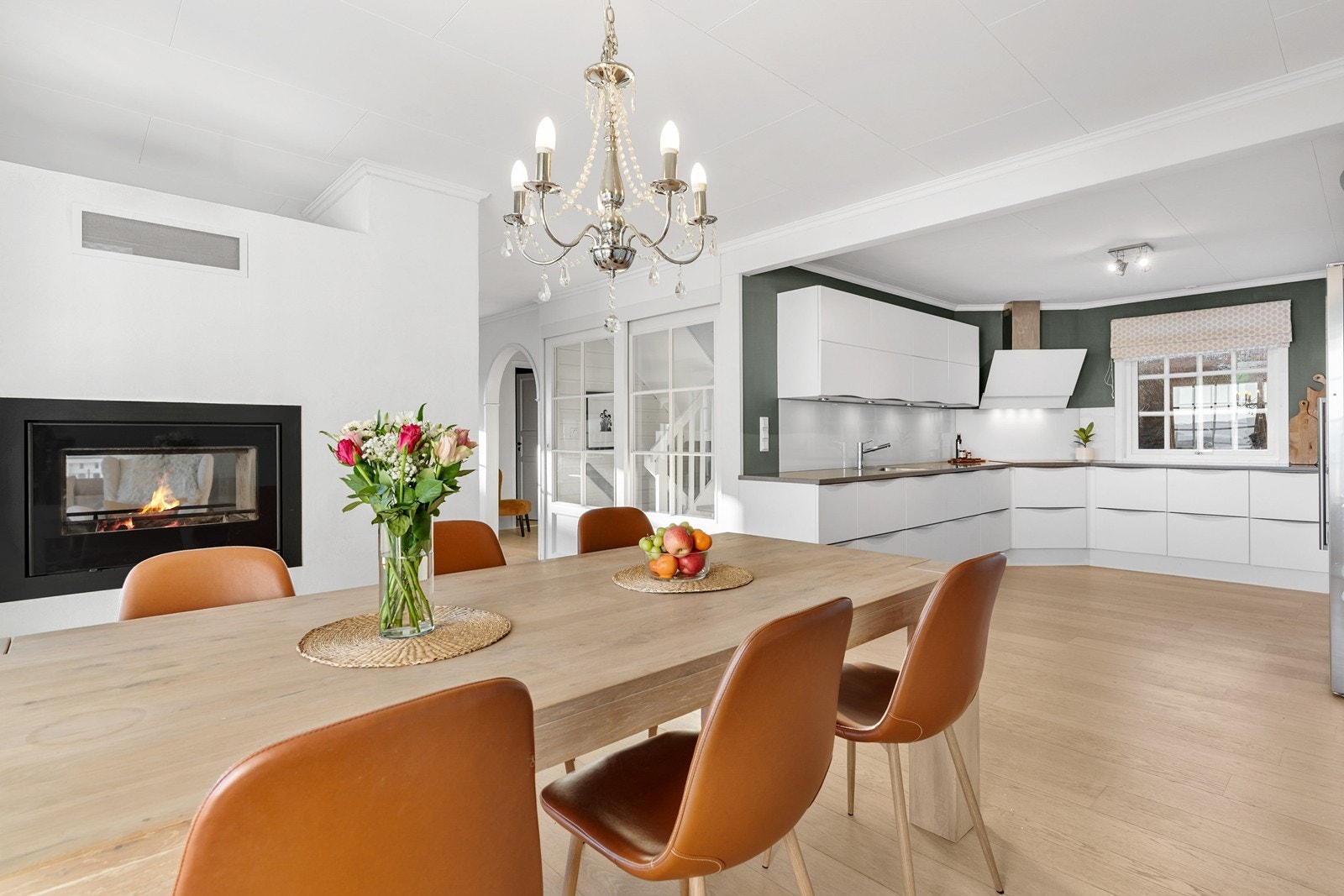 Elegant peis som gir god varme Galleribilde