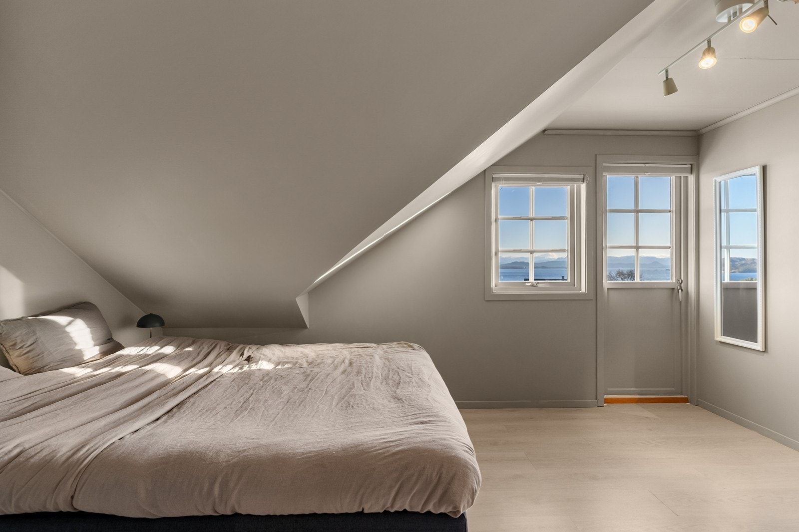 Boligen har to soverom på loft Galleribilde