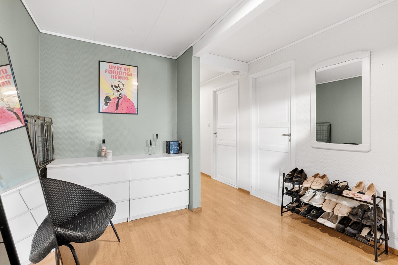 Hybelen inneholder gang, to soverom, bod, bad og stue/kjøkken. Galleribilde