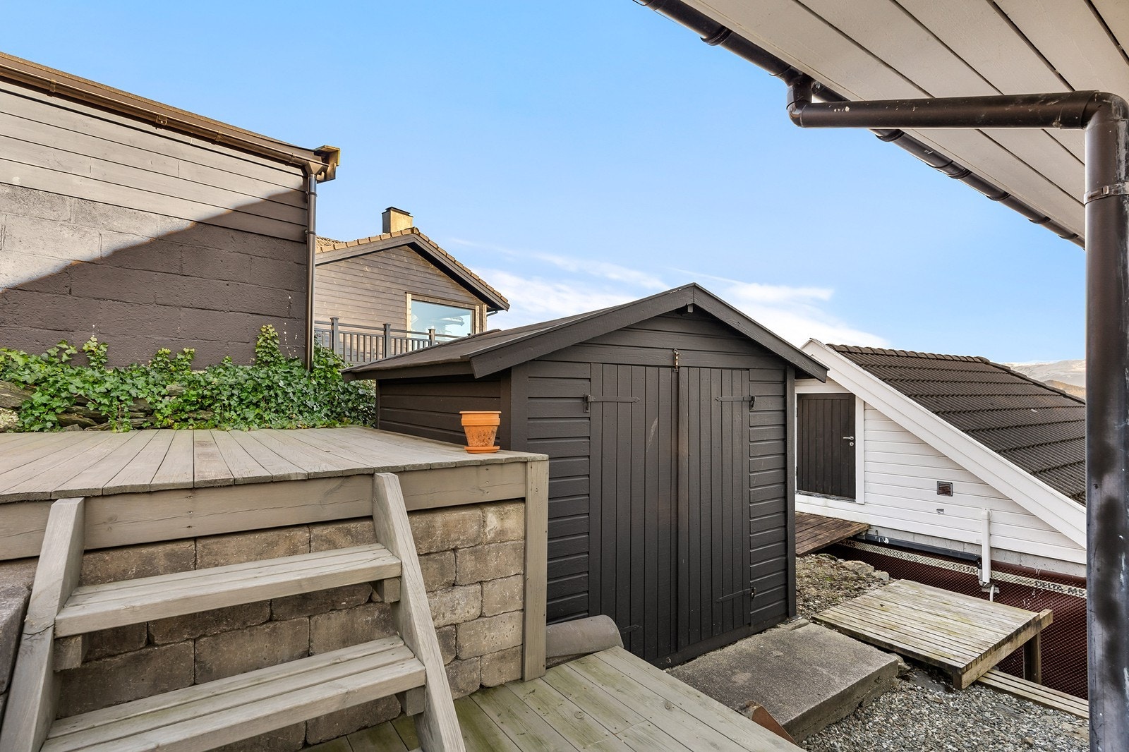 Det er også plassert et uthus på eiendommen. Galleribilde