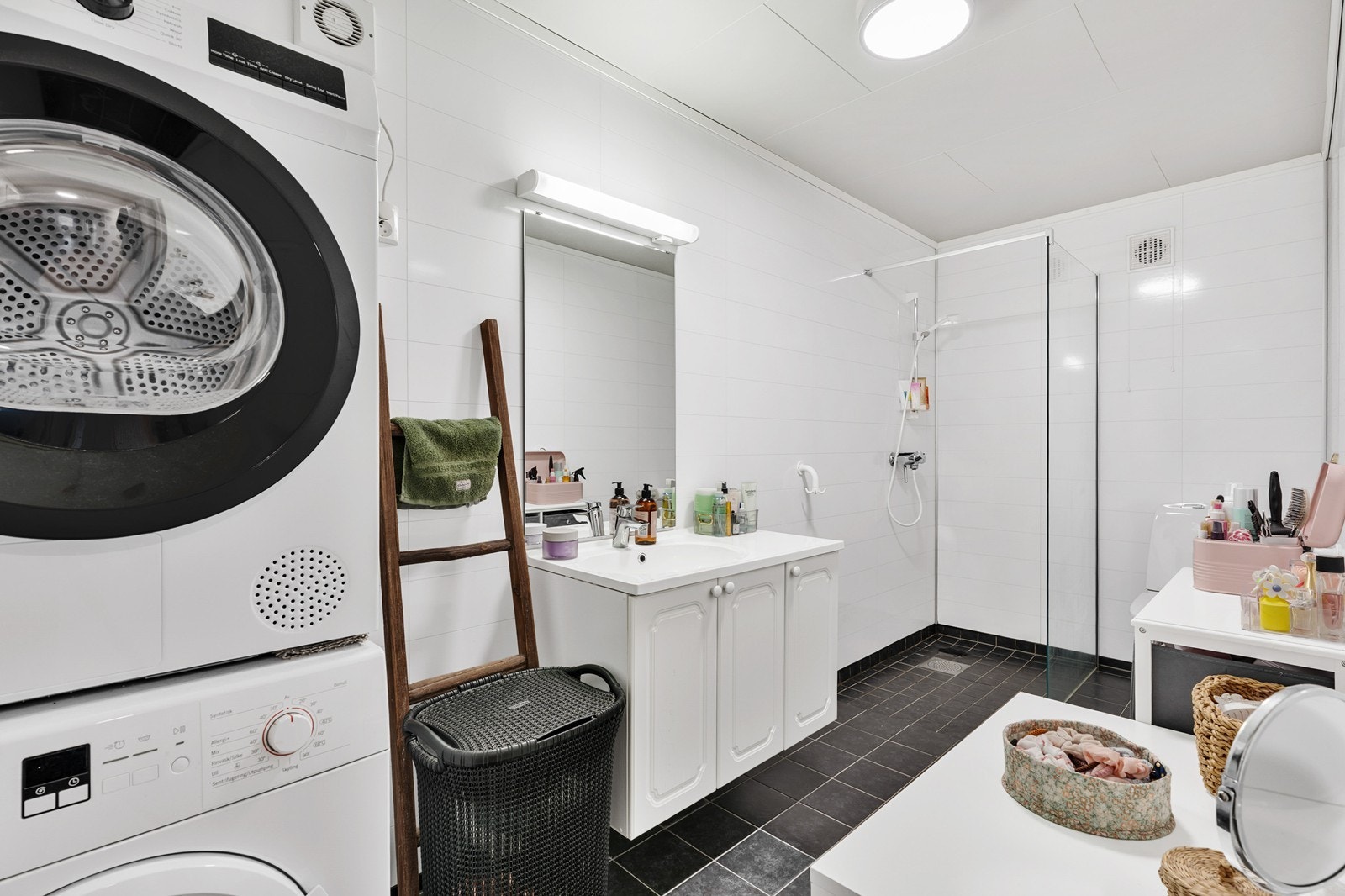 Bad med heldekkende servant, dusjhjørne og toalett, samt opplegg for vaskemaskin. Galleribilde