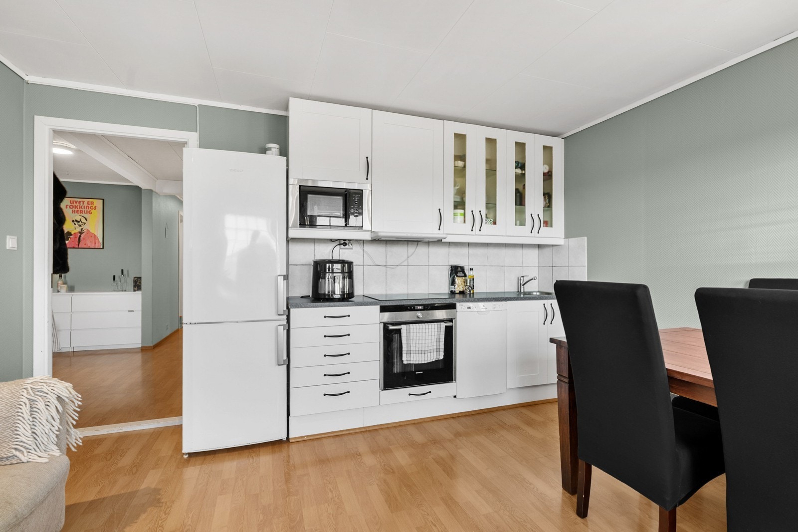 Hybel med åpen kjøkken- og stueløsning. Galleribilde