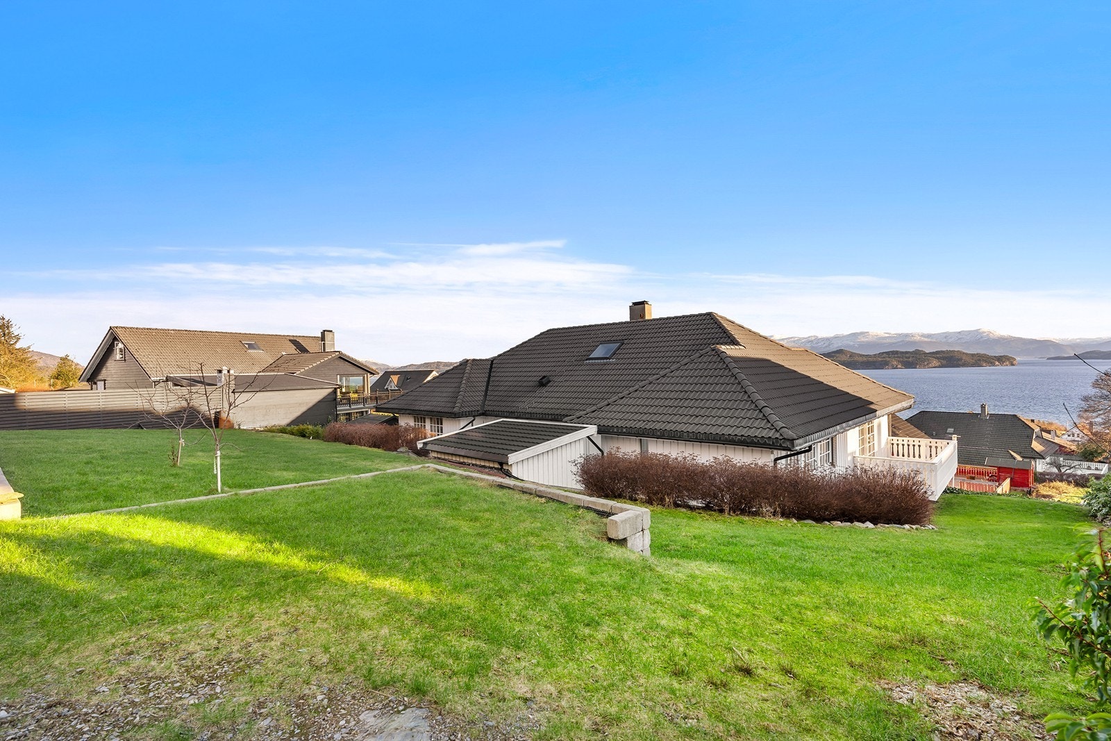 Romslig, barnevennlig hage Galleribilde