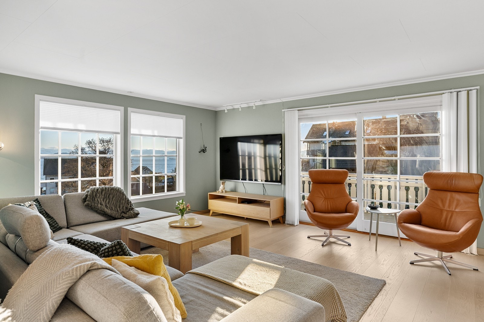 Det er skyvedører ut til den romslige terrassen Galleribilde