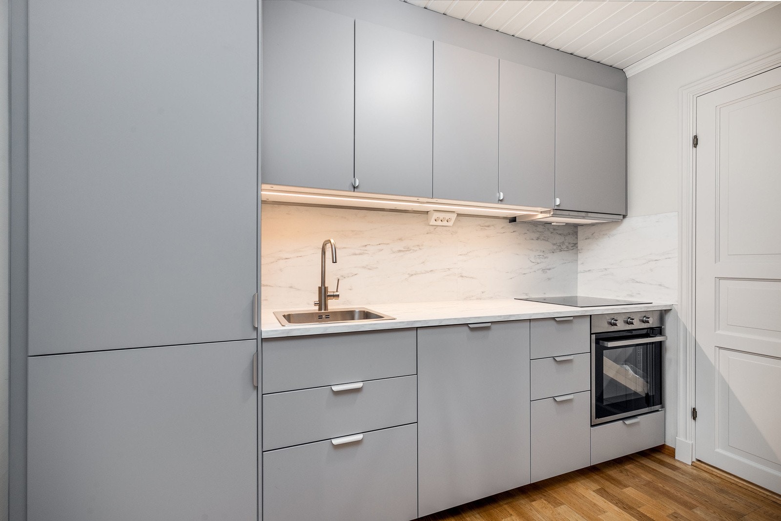 Utleiedel: Nytt kjøkken fra 2025 med rikelig av skap og benkeplass. Kjøkkenet består av glatte fronter og laminat benkeplate med nedfelt kum. Galleribilde