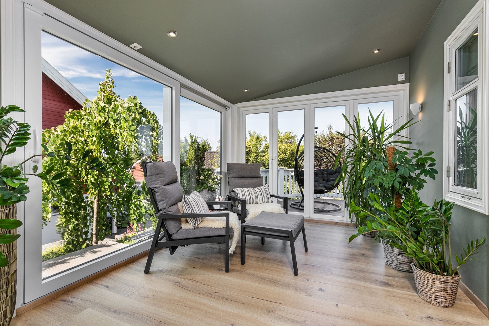 Det er også utgang fra vinterhagen direkte inn til den vakre hagen. Vinterhagen har isolasjon og varme i gulv. Galleribilde